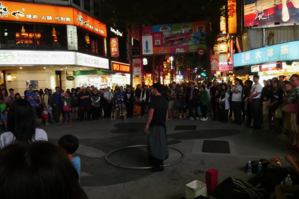 台湾の西門町 夜の様子