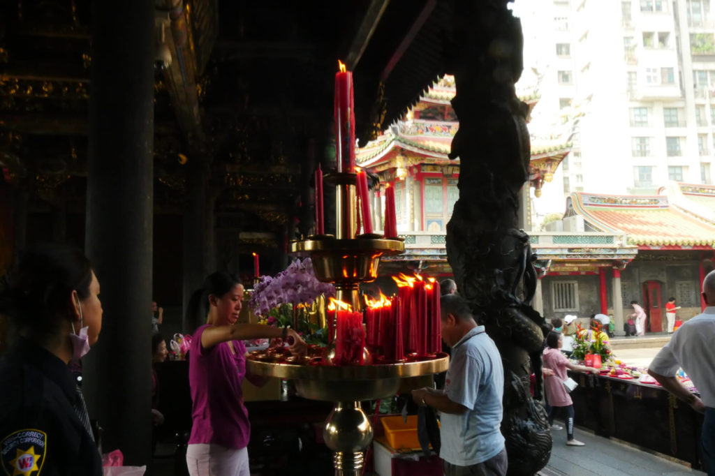 龍山寺の内部